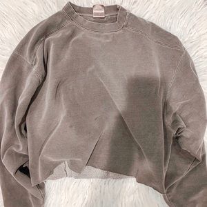 Cropped gray sweatshirt